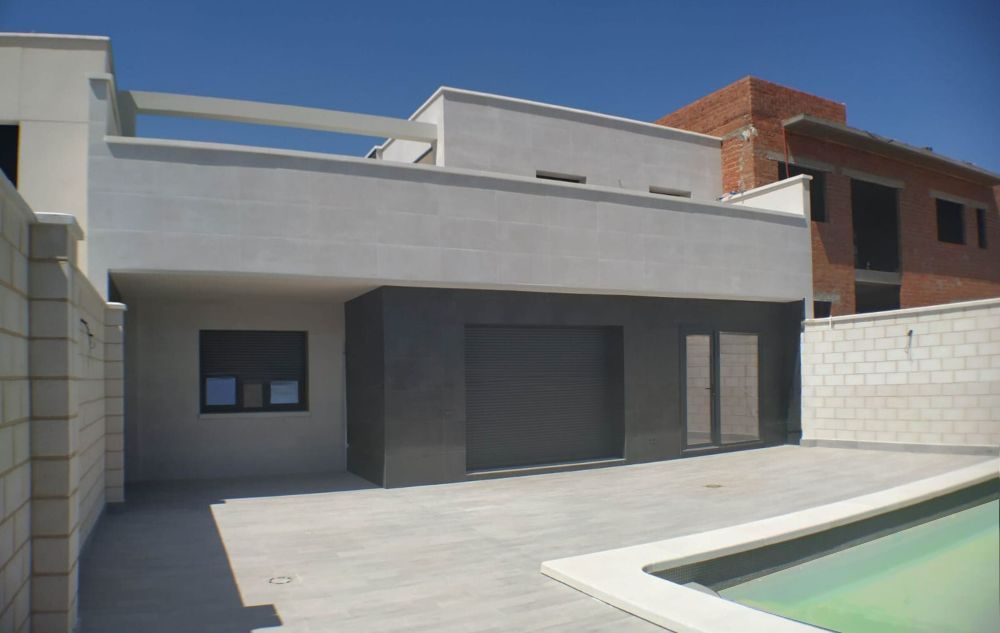 proyecto vivienda patio con piscina terraza blanca y gris