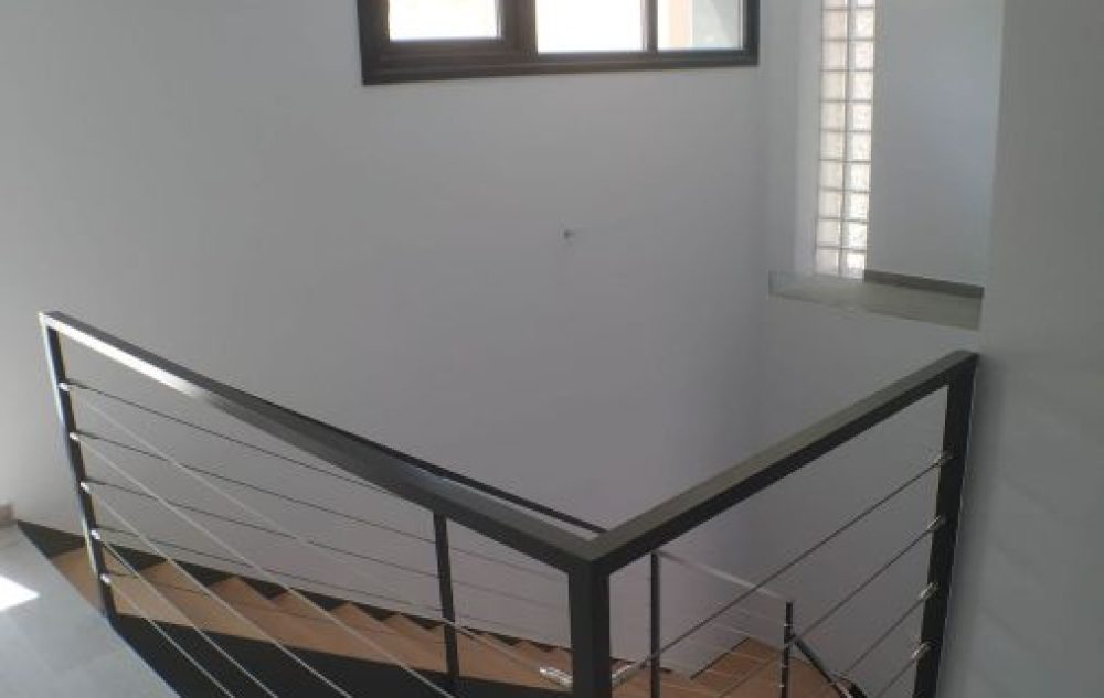 proyecto vivienda escaleras diseño blancas barandillas negras modernas