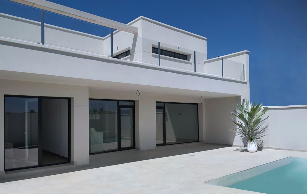 patio de vivienda colores blancos con piscina y espacioso diseño moderno