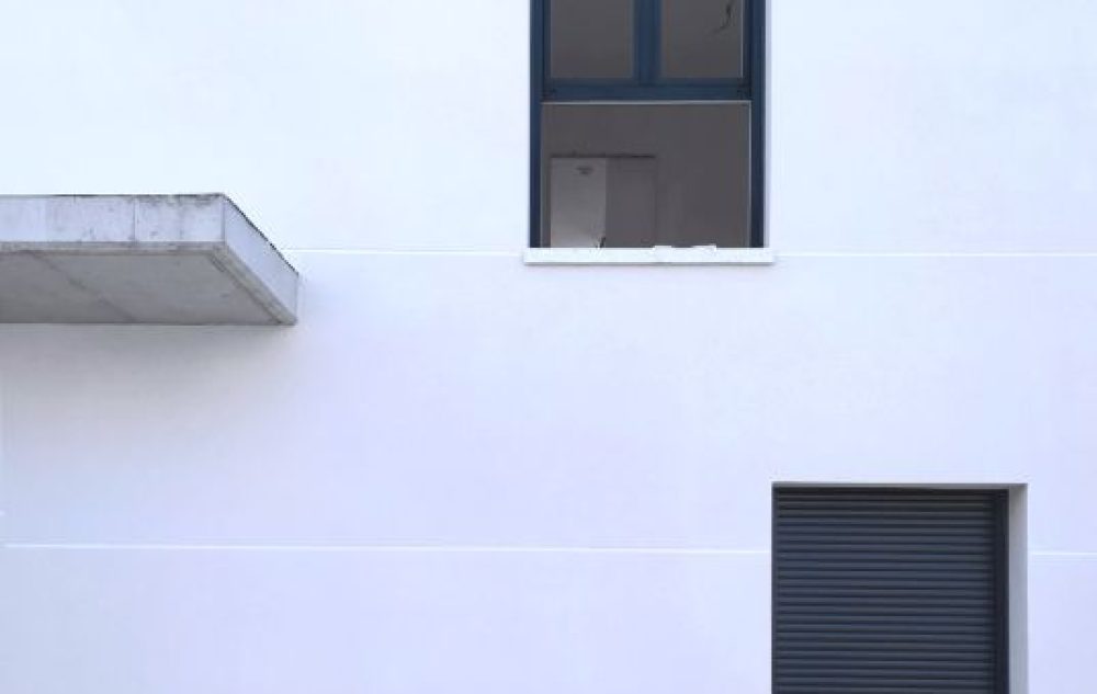 proyecto vivienda exterior fachada moderna puerta y ventana con marcos negros
