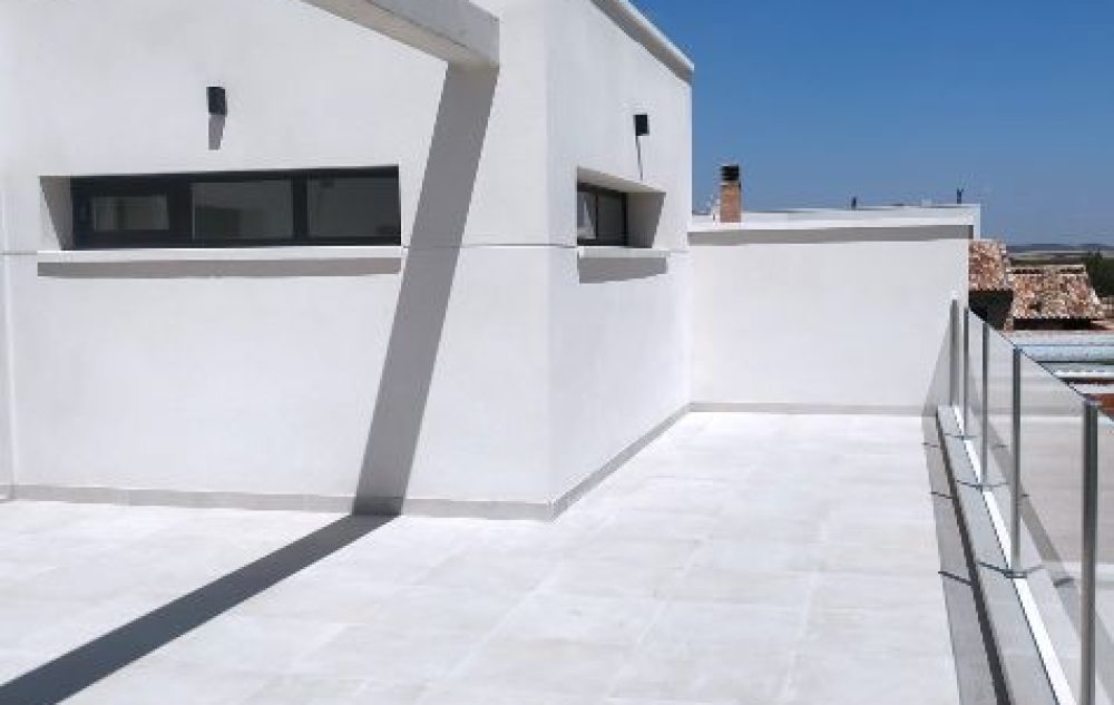terraza de vivienda moderna blanca espaciosa